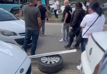 Seyir halindeki otomobilin tekerleği koptu, trafik aksadı - Videolu Haber