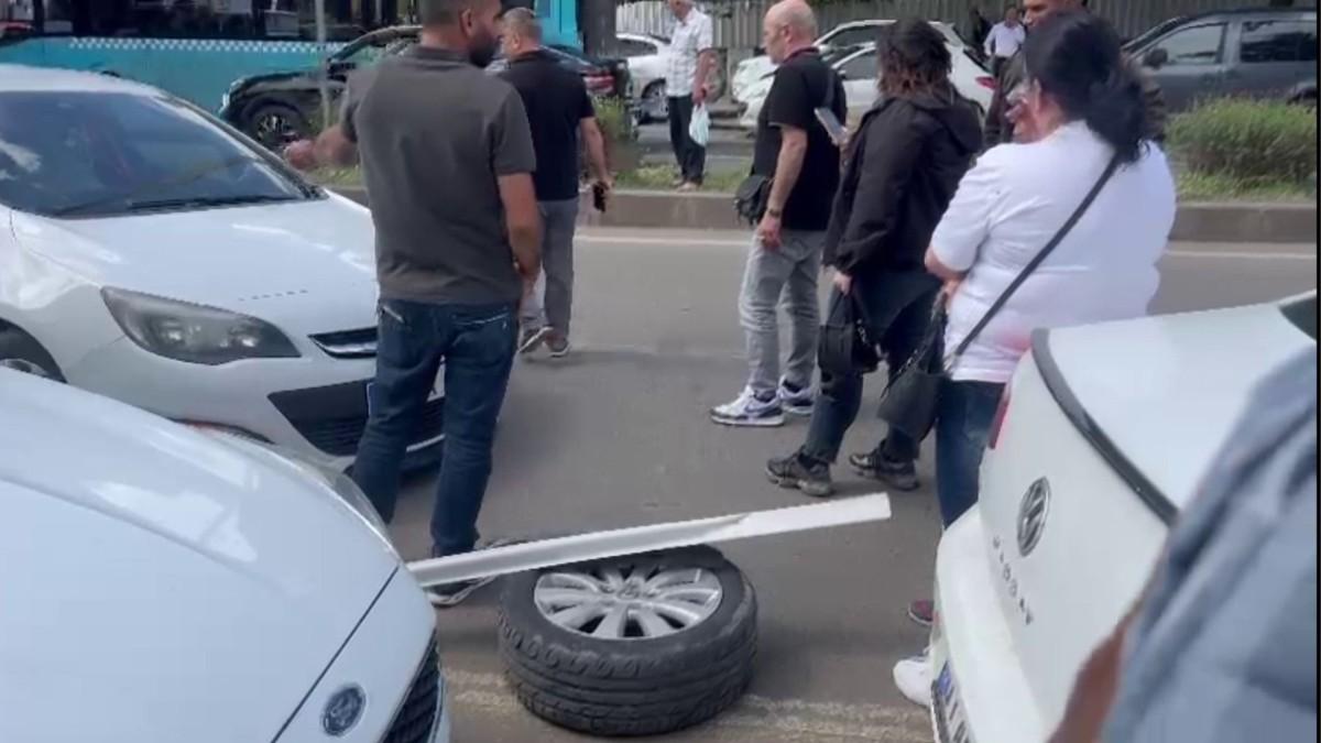 Seyir halindeki otomobilin tekerleği koptu, trafik aksadı - Videolu Haber