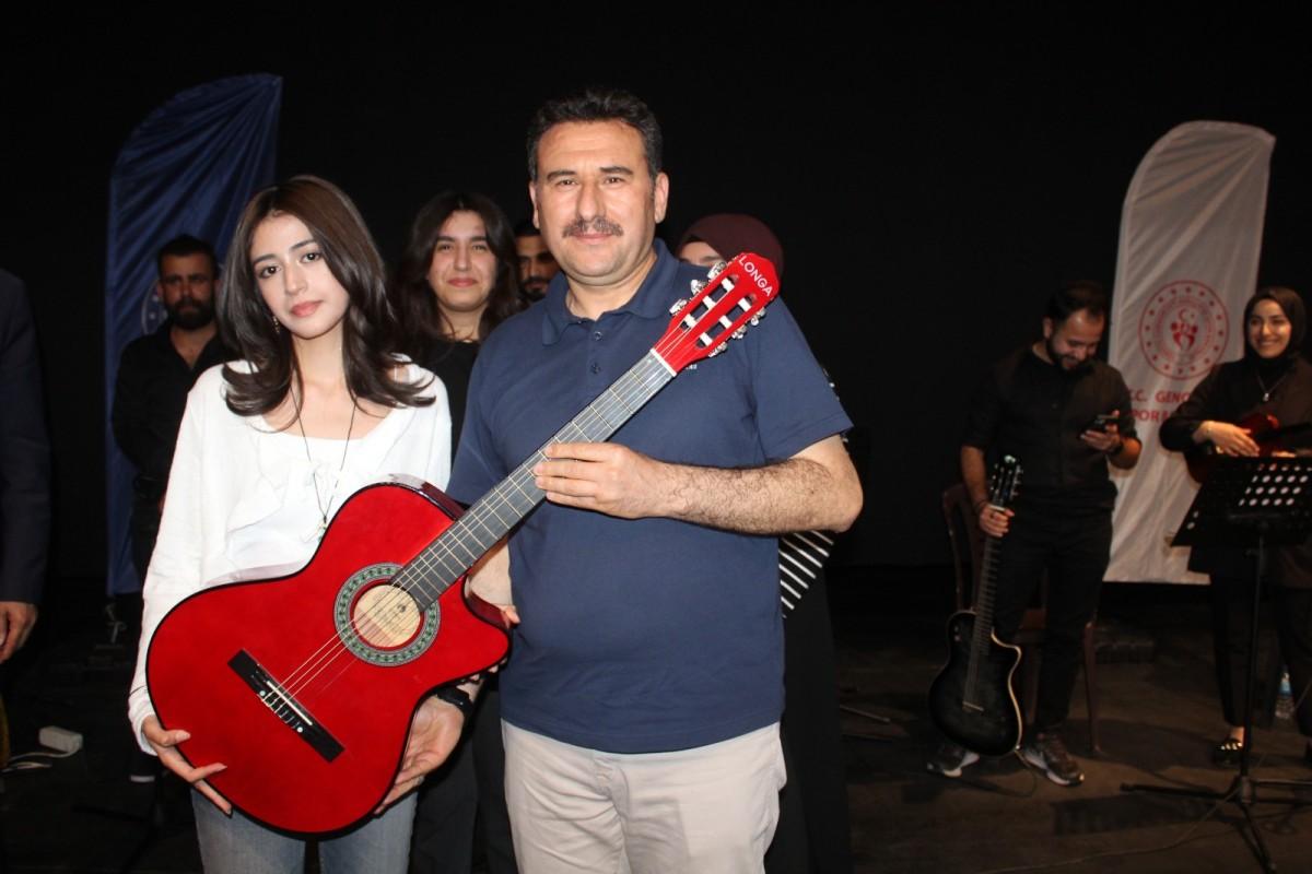 Kahta’da liseler arası ‘Ses Yarışması’ finali coşku dolu anlara sahne oldu Kahta’da liseler arası ‘Ses Yarışması’ finali coşku dolu anlara sahne oldu