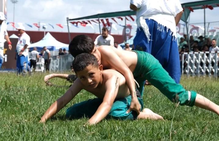 Kocaeli'de Pehlivanlar Güreş Arenasında Kocaeli'de Pehlivanlar Güreş Arenasında