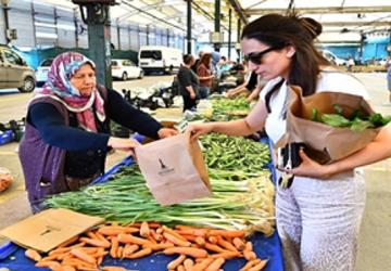 İzmir Büyükşehir Belediyesi 15 yıldır organik tarımla çiftçiyi ayakta tutuyor