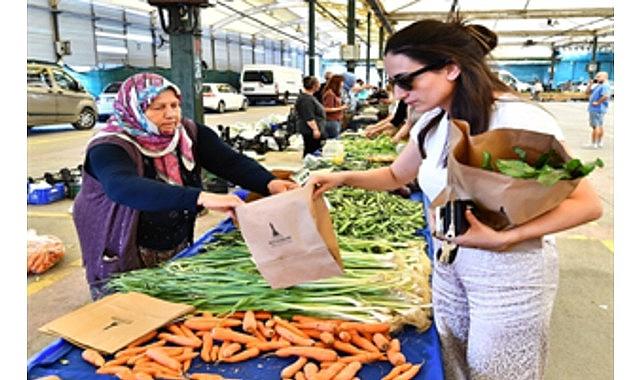 İzmir Büyükşehir Belediyesi 15 yıldır organik tarımla çiftçiyi ayakta tutuyor İzmir Büyükşehir Belediyesi 15 yıldır organik tarımla çiftçiyi ayakta tutuyor