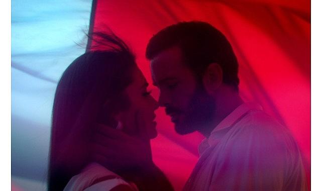 Hande Erçel ve Barış Arduç'un Başrollerinde Yer Aldığı Disney+'ın 'Aşkı Hatırla' Dizisinden Yeni Tanıtım Yayınlandı!