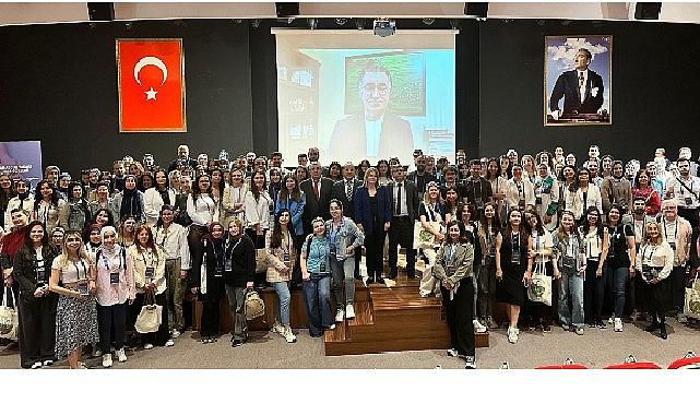 Uzmanından Sosyal Medya Uyarısı: Normal Duygu Döngüsünü Bozuyor Uzmanından Sosyal Medya Uyarısı: Normal Duygu Döngüsünü Bozuyor