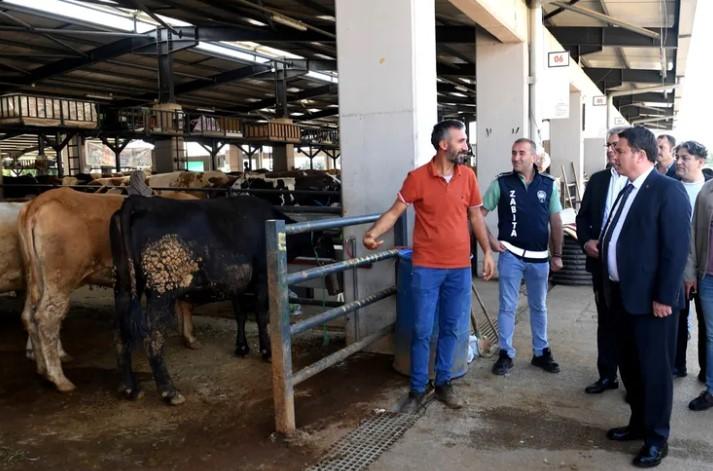 Başkan Aydın’dan Kurban Pazarı Ziyareti Başkan Aydın’dan Kurban Pazarı Ziyareti