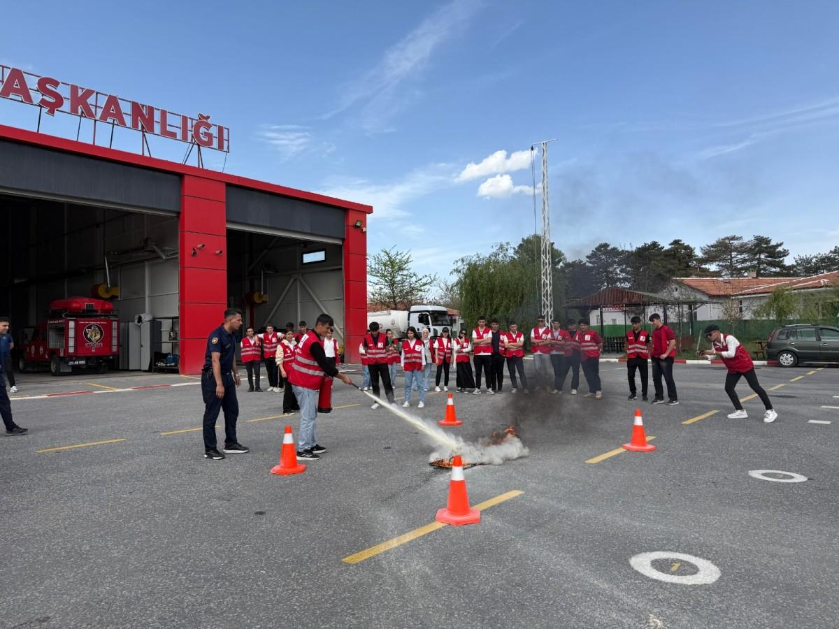 Genç Kızılay Ekibine ‘Bilinçli Toplum, Güçlü Yarınlar’ temalı eğitim verildi Genç Kızılay Ekibine ‘Bilinçli Toplum, Güçlü Yarınlar’ temalı eğitim verildi
