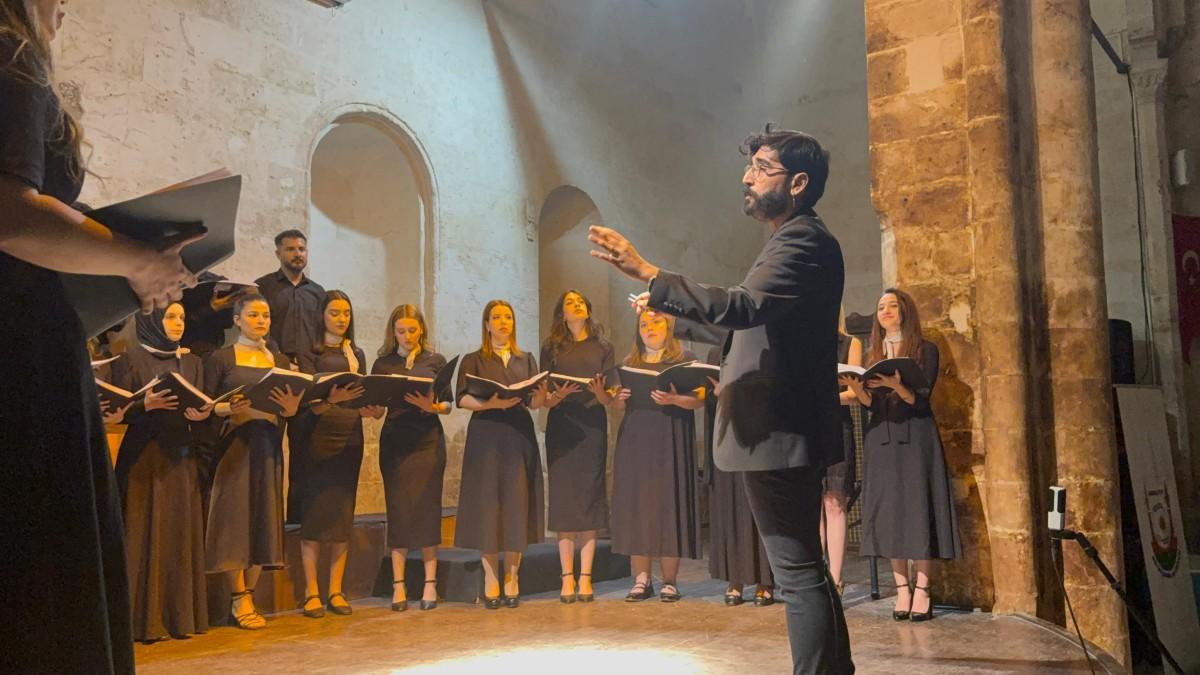 Harran Üniversitesi Öğrencilerinden oluşan Vox Humanis Korosu’ndan unutulmaz konser Harran Üniversitesi Öğrencilerinden oluşan Vox Humanis Korosu’ndan unutulmaz konser