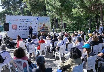 İzmirliler İzmir Kitap Fuarı'na akın etti