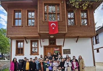 Gölcük Belediye Başkanı Ali Yıldırım Sezer, Gölcük'te en çok kitap okuyan öğrencileri ödüllendirdi