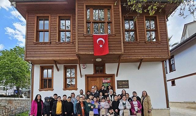 Gölcük Belediye Başkanı Ali Yıldırım Sezer, Gölcük'te en çok kitap okuyan öğrencileri ödüllendirdi