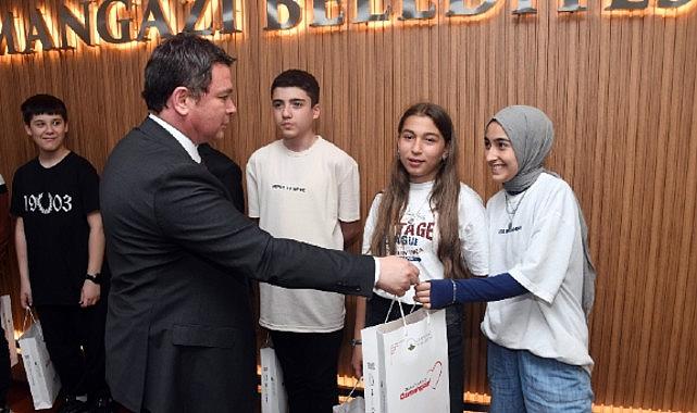 Başkan Aydın, LGS'ye hazırlanan öğrencileri ağırladı Başkan Aydın, LGS'ye hazırlanan öğrencileri ağırladı