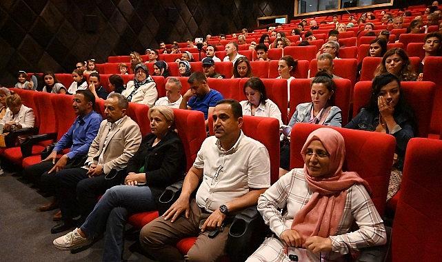 “Uyandığım dünya" tiyatro oyunu büyük alkış aldı