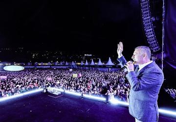 Büyükakın'dan, gençlere övgü:"Harikasınız!"