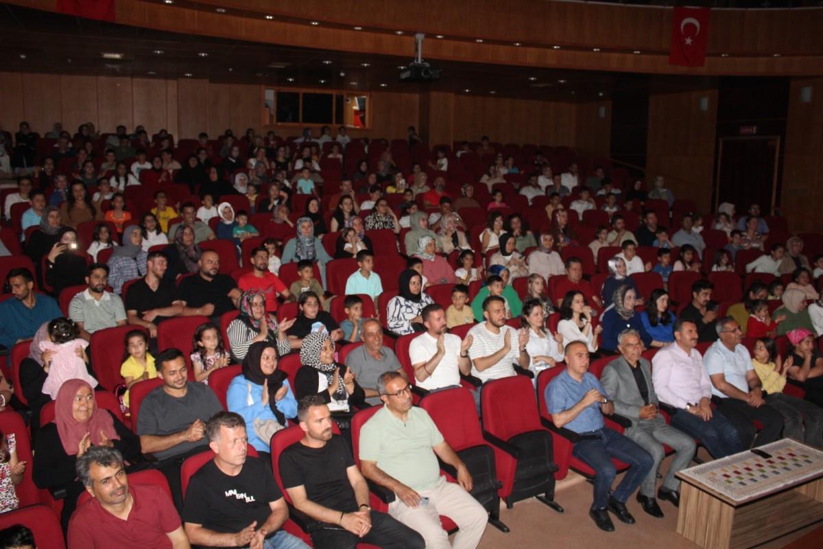 Kahta’da ‘Hayat Boyu Öğrenme Haftası’ kapsamında tiyatro gösterisi düzenlendi Kahta’da ‘Hayat Boyu Öğrenme Haftası’ kapsamında tiyatro gösterisi düzenlendi