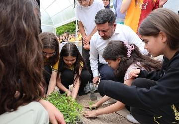 Okul Bahçesine Kurulan Sera'da 250 Fide Dikimi Yapıldı