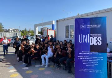 'Müzikle Umut' projesiyle konteyner kentte keman ezgileri yankılandı