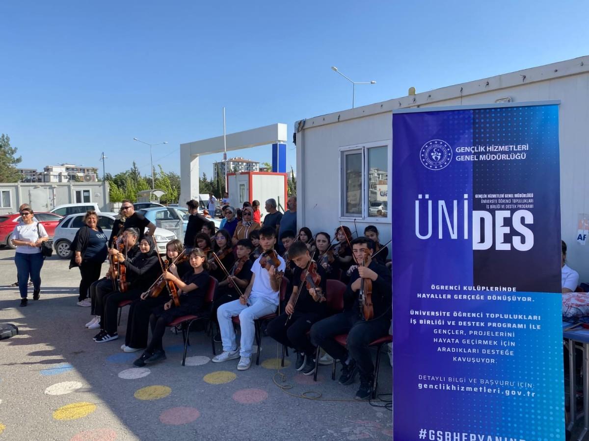 'Müzikle Umut' projesiyle konteyner kentte keman ezgileri yankılandı 'Müzikle Umut' projesiyle konteyner kentte keman ezgileri yankılandı