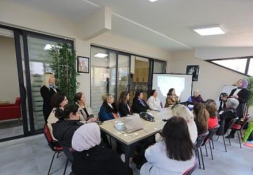 Bayraklı'da kadınlar danışma merkezi atölyelerinde buluşuyor