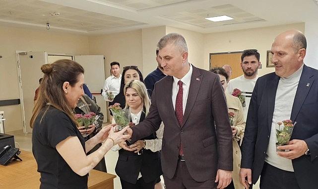 Başkan Sezer'den Hemşirelere Sürpriz Kutlama Başkan Sezer'den Hemşirelere Sürpriz Kutlama