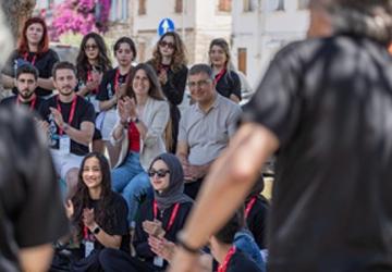 Başkan Tugay Çeşme'de genç tasarımcılarla buluştu