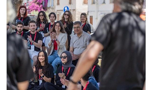 Başkan Tugay Çeşme'de genç tasarımcılarla buluştu