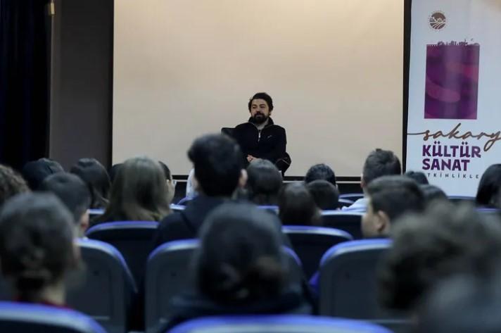 Sakarya’da Yazar Yanık, Edebiyatsever Gençlerle Buluştu Sakarya’da Yazar Yanık, Edebiyatsever Gençlerle Buluştu