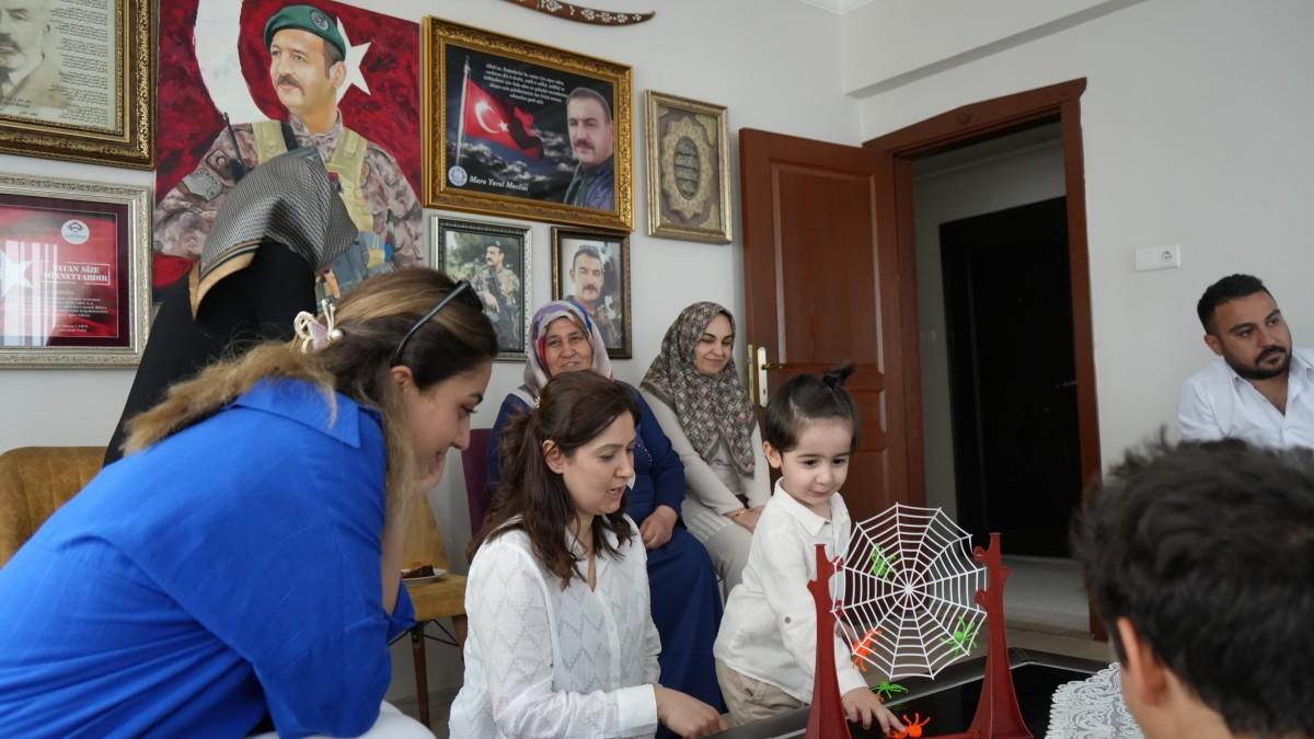 Anahtar Parti’den Anneler Günü’nde şehit annelerine vefa ziyareti Anahtar Parti’den Anneler Günü’nde şehit annelerine vefa ziyareti