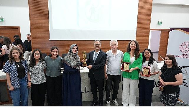 “İzmir Girişimcilik ve İnovasyon Projesi Ödül ve Sertifika Töreni" Genç Girişimcilerin Coşkusuyla Gerçekleştirildi “İzmir Girişimcilik ve İnovasyon Projesi Ödül ve Sertifika Töreni" Genç Girişimcilerin Coşkusuyla Gerçekleştirildi