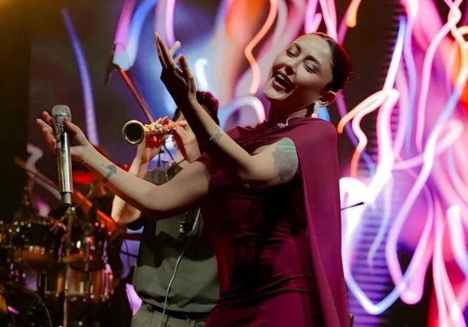 Melek Mosso’dan Anlamlı Konser Melek Mosso’dan Anlamlı Konser
