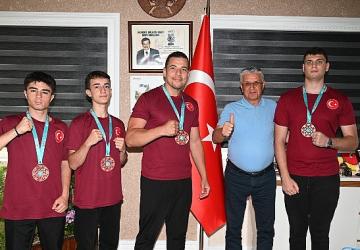 Başarılarını Başkan Topaloğlu ile paylaştılar