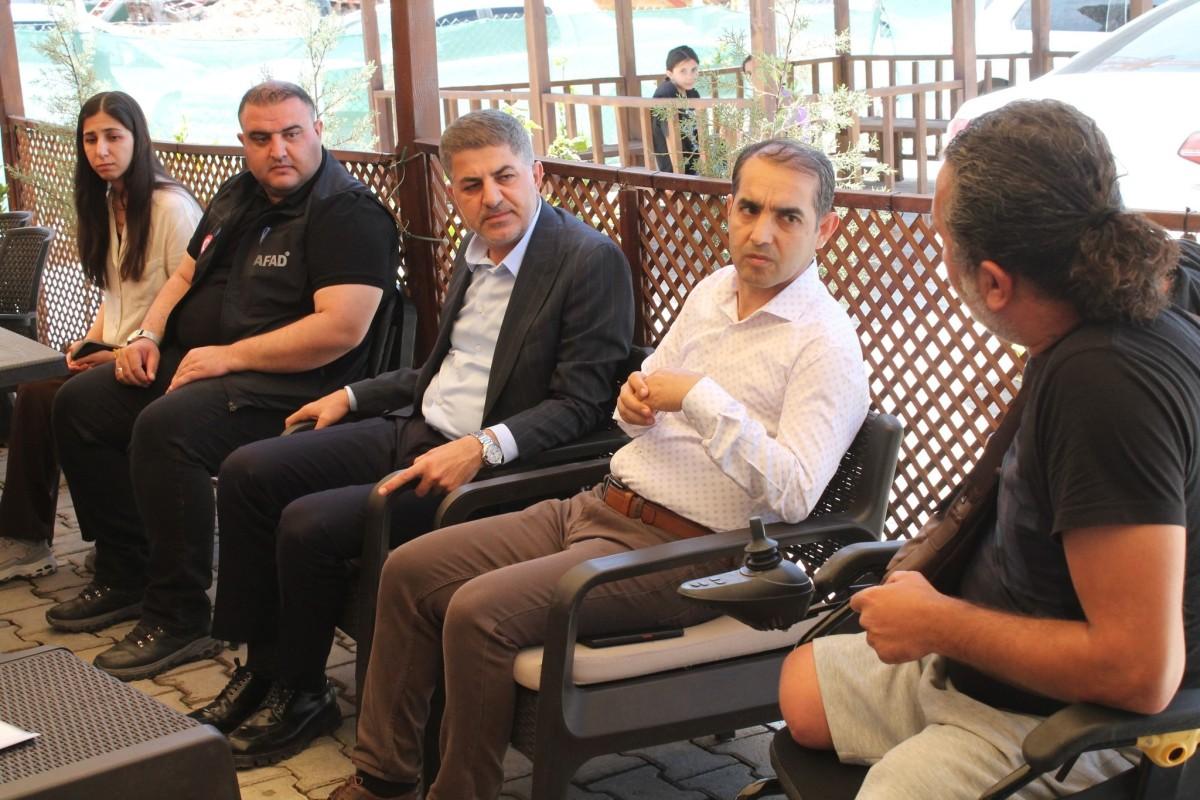 İshak Şan, K-7 Konteyner Kent'te depremzede vatandaşlarla buluştu İshak Şan, K-7 Konteyner Kent'te depremzede vatandaşlarla buluştu