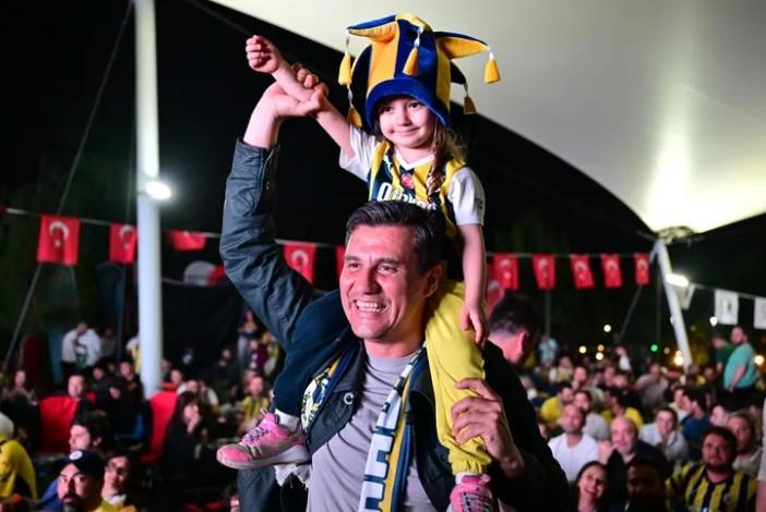Manisalılar, Başkan Zeyrek Eşliğinde Finali Takip Etti Manisalılar, Başkan Zeyrek Eşliğinde Finali Takip Etti