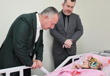 Büyükakın, Anneler Günü'nde şehit ailesi ve huzurevine gitti