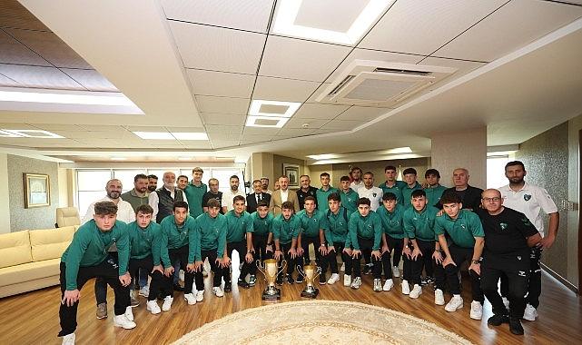 Kocaelispor'un şampiyon gençleri Büyükakın'a geldi Kocaelispor'un şampiyon gençleri Büyükakın'a geldi