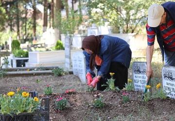 Kocaeli Büyükşehir bayramda vefa geleneğini yine sürdürdü; Kabirlere çiçek, gönüllere huzur