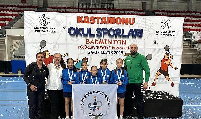 Osmangazili badmintonculardan namağlup şampiyonluk Osmangazili badmintonculardan namağlup şampiyonluk
