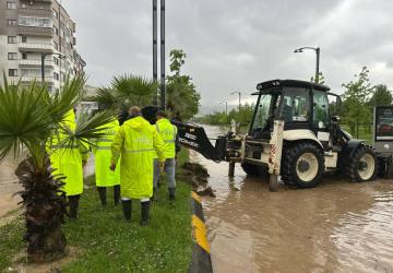 Büyükşehir Ekipleri Su Taşkınlarına Karşı Seferber Oldu