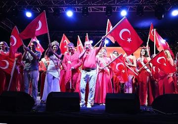 Kemer'de 19 Mayıs coşkusu İkilem Kemer'de konser verdi