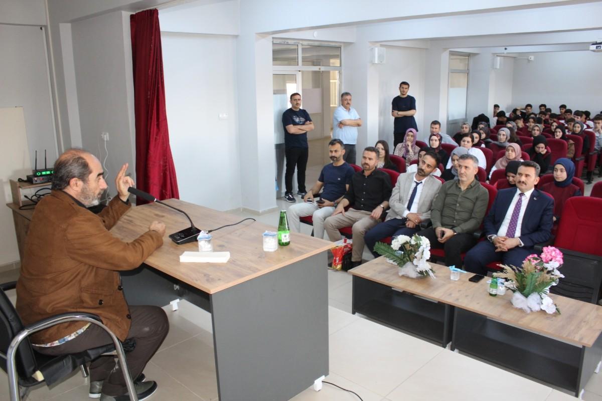 Eğitimci-Yazar Ömer Demirbağ öğrencilerle ahlak ve sorumluluk bilinci üzerine buluştu Eğitimci-Yazar Ömer Demirbağ öğrencilerle ahlak ve sorumluluk bilinci üzerine buluştu