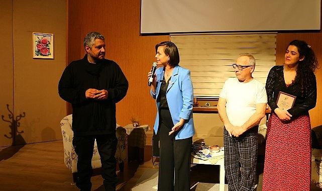 Ayvalık Belediye Tiyatrosu'na ödül yağdı… Ayvalık Belediye Tiyatrosu'na ödül yağdı…