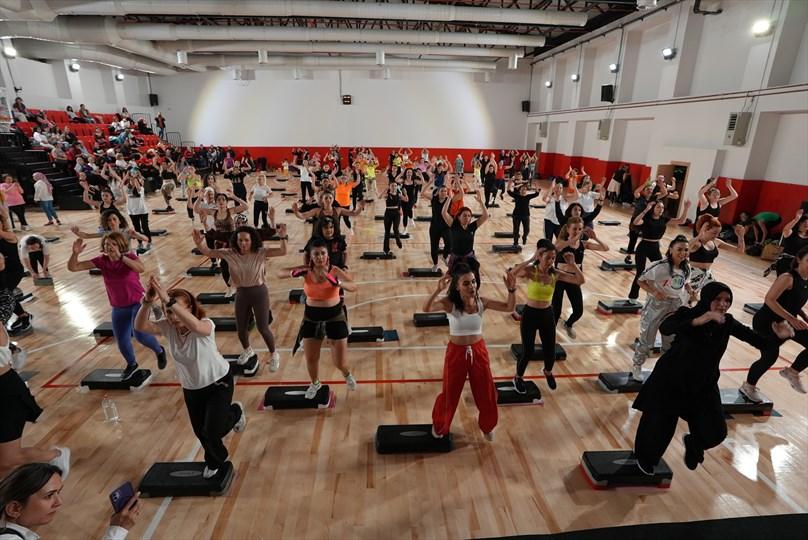 350 kadın kursiyer Dünya Dans Günü’nde zumba gösterisi yaptı