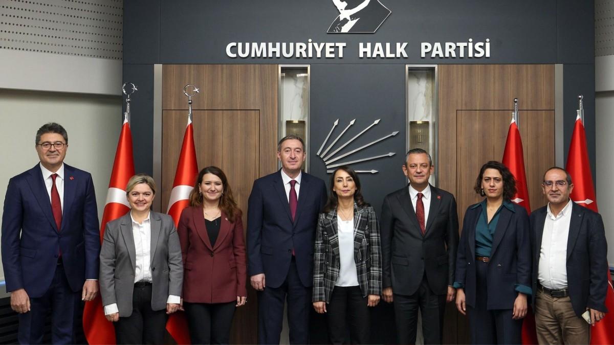 DEM Parti-CHP görüşmesi başladı: Hatimoğulları ve Bakırhan başkanlığındaki heyet, Özel ile bir araya geldi DEM Parti-CHP görüşmesi başladı: Hatimoğulları ve Bakırhan başkanlığındaki heyet, Özel ile bir araya geldi