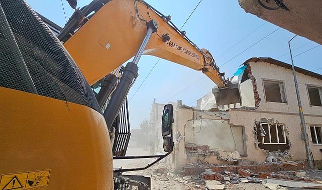 İki katlı kaçak bina yıkıldı İki katlı kaçak bina yıkıldı
