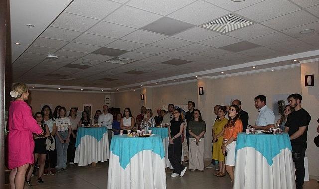 Egeli Eczacılık öğrencileri atık ilaç kutularını sanata dönüştürdü