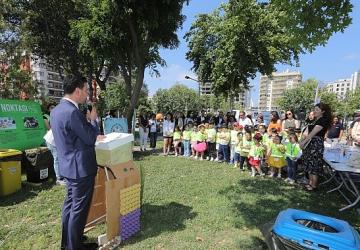 Bayraklı'da 'Çevre Günü' şenliği - Çocuklar çizdi, belediye çöp kamyonlarıyla ilçe sokaklarına taşıdı