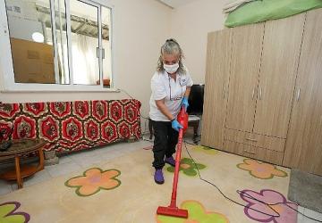 Gaziemir Belediyesi'nden 98 haneye temizlik hizmeti