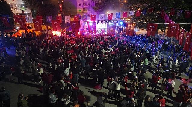 Gölcük Halkı 19 Mayıs Coşkusunu Fener Alayı ile Kutladı