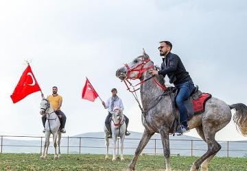 Anadolu Selçuklu Fotoğraf Derneği'nden Atlı Safari Keyfi: Üyeler ve Aileleri Unutulmaz Bir Gün Yaşadı