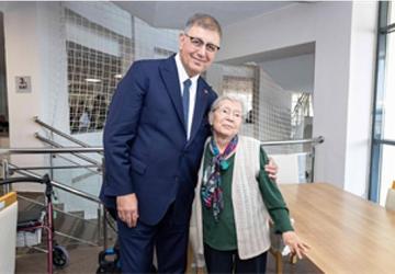 Başkan Tugay'dan bayram öncesi huzurevi ve hastane ziyareti
