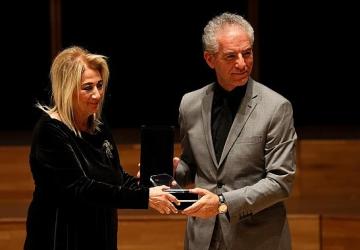 Uluslararası İzmir Festivali Açılışında Ege Üniversitesine Plaket